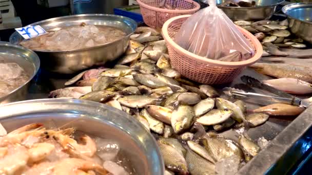 Mercado tradicional de comida marina tailandesa, con mariscos frescos — Vídeo de stock