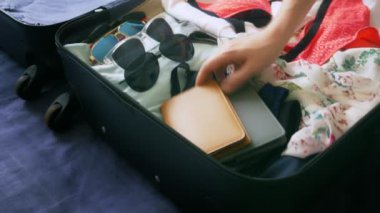 yakın çekim. hipsters birkaç bavul tatile sıcak ülkelerde, bir dalış dişli toplar