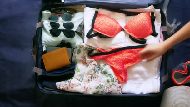 Gros plan. quelques hipsters ramassent une valise en vacances dans des pays chauds, un équipement de plongée — Video