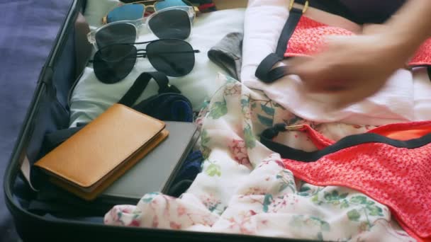Közelről. egy pár a hippik gyűjt egy bőröndöt a nyaralás a meleg országban, egy búvár felszerelés — Stock videók