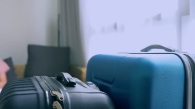 Turizm, online alışveriş turları kavramı. Romantik Çift evde seyahat için hazırlanıyor. Bir dizüstü bilgisayar ve pasaport ellerinde kanepenin üstünde oturmak. Bavulları yakın olmakla birlikte, odaklanmak