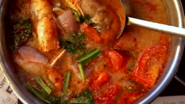 Mädchen löffeln Tom-Yum-Suppe auf dem Esstisch. — Stockvideo