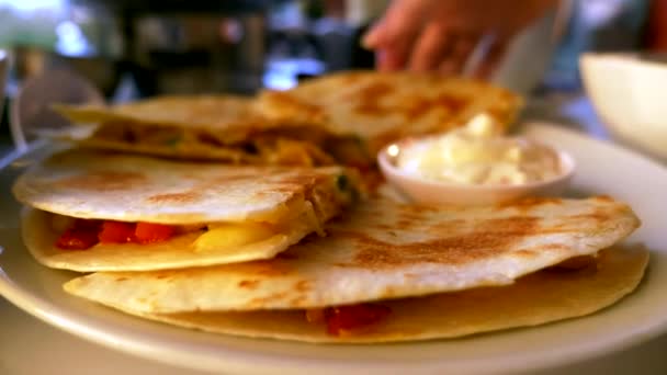 Yakın çekim. Quesadilla bir tabak üzerinde. el quesadilla bir parça alır ve Sosa batır — Stok video