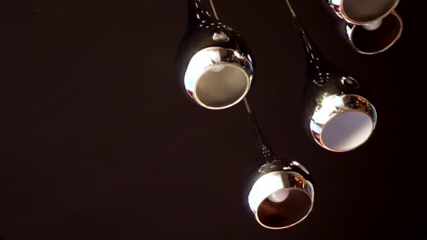 Сучасна красива хромова лампа на темній стелі — стокове відео
