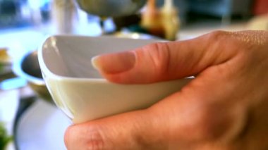 Kızlar scooping Tom yum çorbası yemek masası üzerinde el..