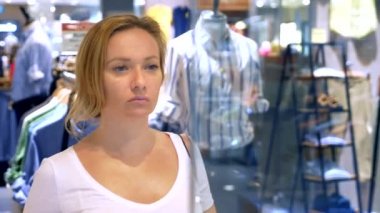 alışveriş kavramı, kadın giyim alışveriş merkezinde cam vitrinler arkasında mankenler üzerinde arıyor