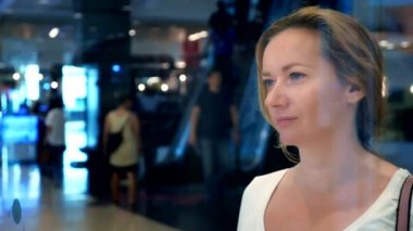 alışveriş kavramı. genç kadın mal penceresinde camın bakarak