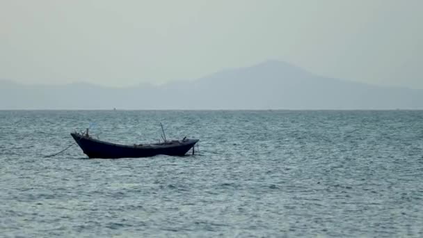 Traditionele Thaise longtail boot in de zee. — Stockvideo