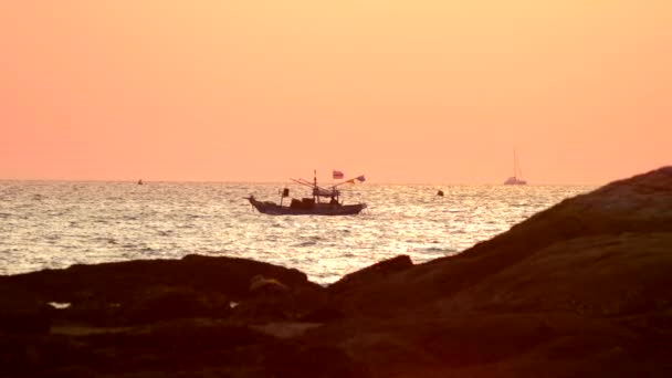 Bateau thaïlandais traditionnel à queue longue dans la mer . — Video