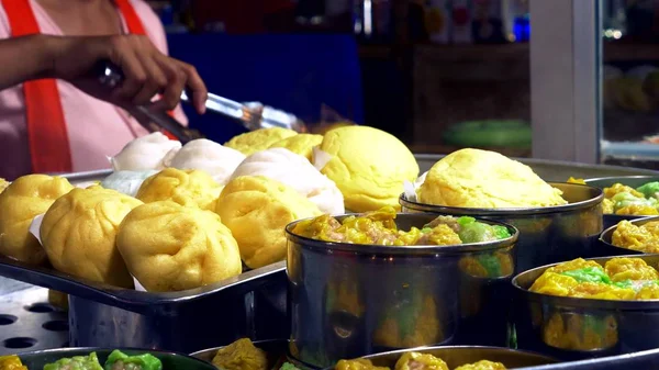 Traditionele straat voedsel van Thailand. Nationale gerechten koken 's nachts in de markt van straatvoedsel. Close-up. Bapao stoom taarten close-up koken. — Stockfoto