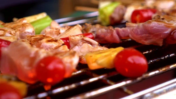 Comida de rua tradicional da Tailândia. Cozinhar pequenos kebabs na grelha à noite na feira de comida de rua. close-up . — Fotografia de Stock