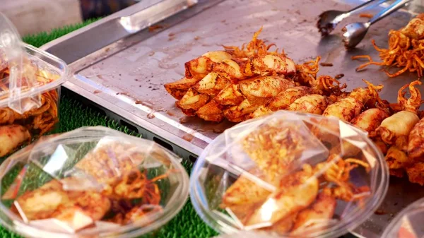 Traditionele Thaise zee voedselmarkt, met verse zeevruchten — Stockfoto