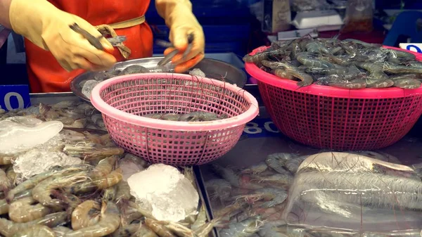 신선한 해산물 요리와 전통 태국 바다 식품 시장 — 스톡 사진