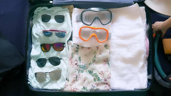 Gros plan. quelques hipsters ramassent une valise en vacances dans des pays chauds, un équipement de plongée — Photo