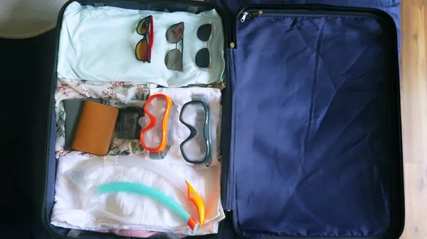 Close-up. a couple of hipsters collects a suitcase on vacation in warm countries, a diving gear — Stock Photo, Image