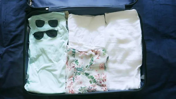 Close-up. girl collects a suitcase for rest in warm countries with scuba diving gear in the sea — Stock Photo, Image