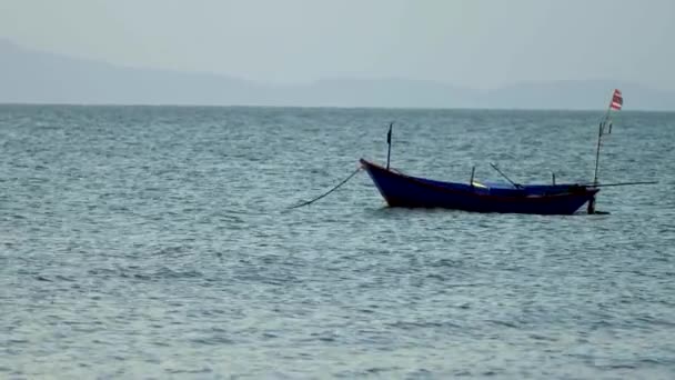 Tradicional barco de cola larga tailandés en el mar . — Vídeo de stock