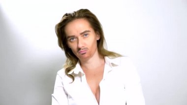 Çift cinsiyetli feministler yüzünde boyalı bıyıklı portresi.