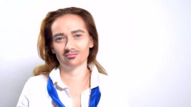 Çift cinsiyetli feministler yüzünde boyalı bıyıklı portresi.