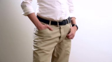 Çift cinsiyetli feministler yüzünde boyalı bıyıklı portresi.