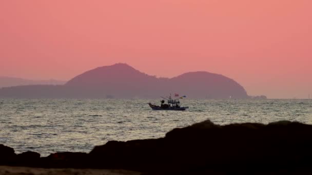 Bateau thaïlandais traditionnel à queue longue dans la mer . — Video