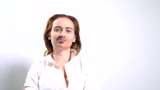 Retrato de feministas andróginas con un bigote pintado en la cara . — Vídeo de stock