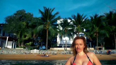 İnsanların garip maceralarını kavramı. Kurtuluşu, denizin bir tropikal plaj karşı sıçramasına bir sembolü olarak yüzünde bıyıklı pembe bikinili güzel kadınsı kadın