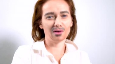 Çift cinsiyetli feministler yüzünde boyalı bıyıklı portresi.