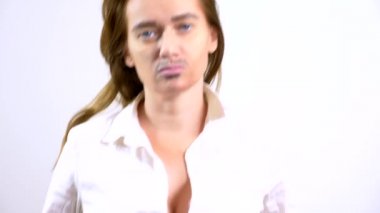 Çift cinsiyetli feministler yüzünde boyalı bıyıklı portresi.