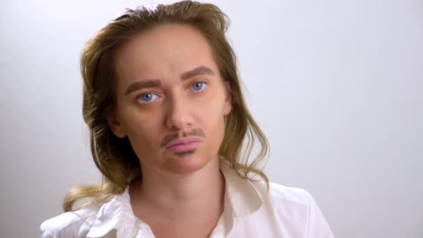 Portret androgyniczny feministek z wąsami malowane na jej twarzy. — Wideo stockowe