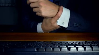 yakın çekim, elleri kelepçeli bir bilgisayar klavye üzerinde çalışıyor bir iş adamı. siber suç, sadakatsizlikleri kavramı