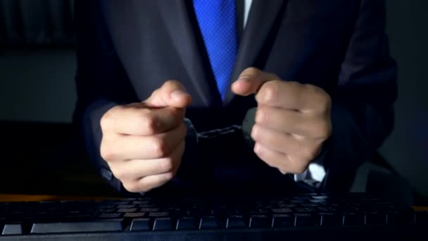 Närbild, händerna på en affärsman som arbetar på en dator tangentbord i handbojor. begreppet IT-brottslighet, arbetsnarkomani — Stockvideo