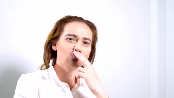 Androgyna feminister med målade mustasch på hennes ansikte. — Stockvideo