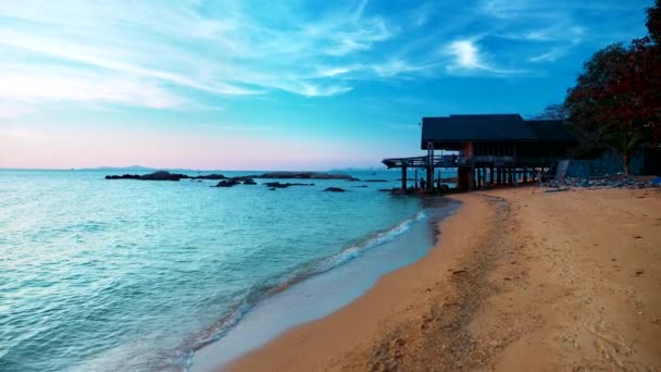A pihenőidő fogalmát. gyönyörű trópusi tengerparton, nyugodt kék hullámok naplementekor — Stock videók
