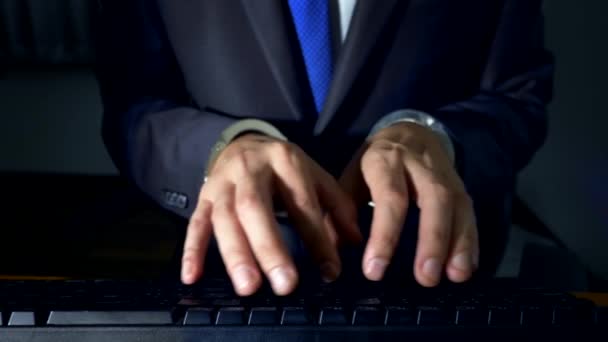 Gros plan, mains d'un homme d'affaires travaillant sur un clavier d'ordinateur menotté. concept de cybercriminalité, workaholism — Video