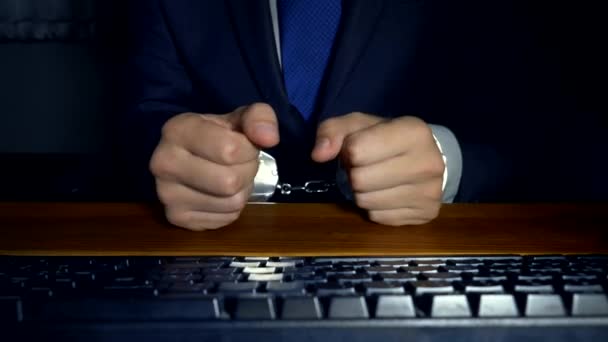 特写镜头, 一个商人的手在电脑键盘上戴着手铐。网络犯罪、工作狂的概念 — 图库视频影像