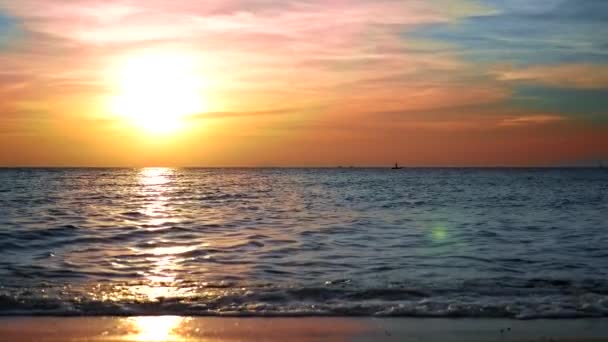 Belo pôr do sol no mar com silhuetas de barco no horizonte — Vídeo de Stock