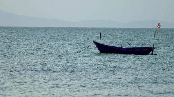 Tradicional barco de cola larga tailandés en el mar . — Foto de Stock