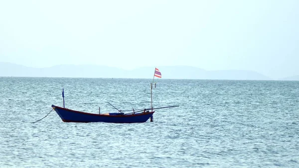 Tradicional barco de cola larga tailandés en el mar . — Foto de Stock