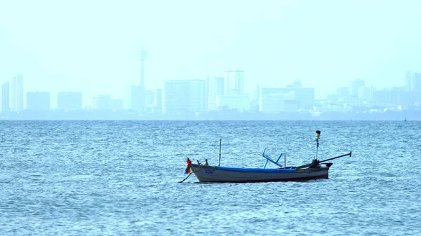 Tradicional barco de cola larga tailandés en el mar . — Foto de Stock