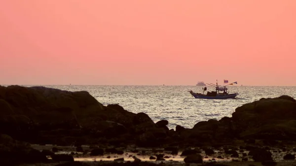 Tradicional barco de cola larga tailandés en el mar . — Foto de Stock