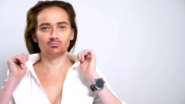 Porträt androgyner Feministinnen mit gemaltem Schnurrbart im Gesicht. — Stockfoto