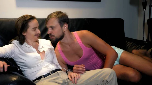 Parodie, Humor. Paar, androgene Feministin und Mann metrosexuell zu Hause auf der Couch kommunizieren — Stockfoto