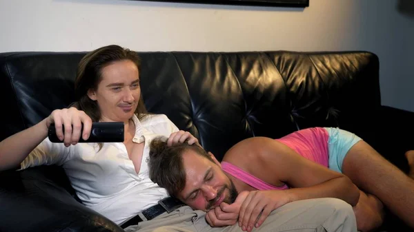 Paródia, humor. casal, mulher androgênica feminista e homem metrosexual em casa no sofá se comunicar — Fotografia de Stock