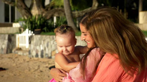 İnsanların garip maceralarını kavramı. Bebeğim güzel tropik Sahilde yürüyüş ile mutlu lezbiyen çift. — Stok fotoğraf