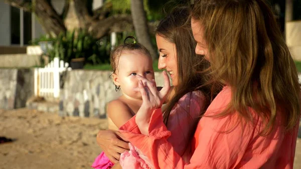 Das Konzept der seltsamen Abenteuer der Menschen. glücklich lesbisches Paar mit Babe zu Fuß auf schönen tropischen Strand. — Stockfoto