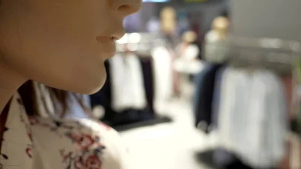 Blurred background. inside a large modern womens clothing store. — Stock Photo, Image