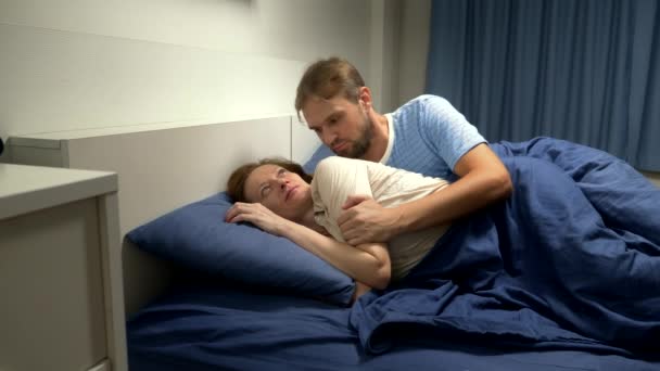 Поняття проблеми в парі. сексуальні проблеми. Чоловік проявляє увагу в ліжку до своєї жінки, і вона відмовилася його . — стокове відео