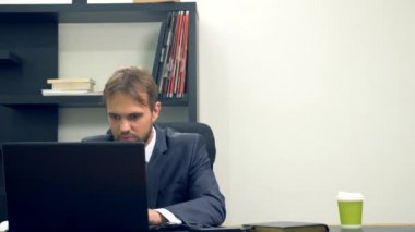 Ofis flört. kırmızı bir tulum içinde çekici bir kadın meslektaşı bir adam geçmiş yürür, o şehvet ile ona bakıyor