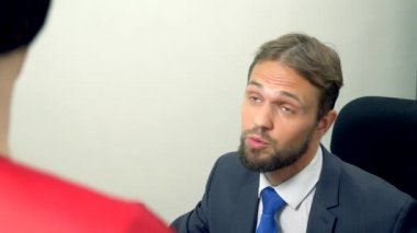 Ofis flört. adam yakın çekim kırmızı kıyafetler bir esmer konuşurken. meslektaşı ile flört.